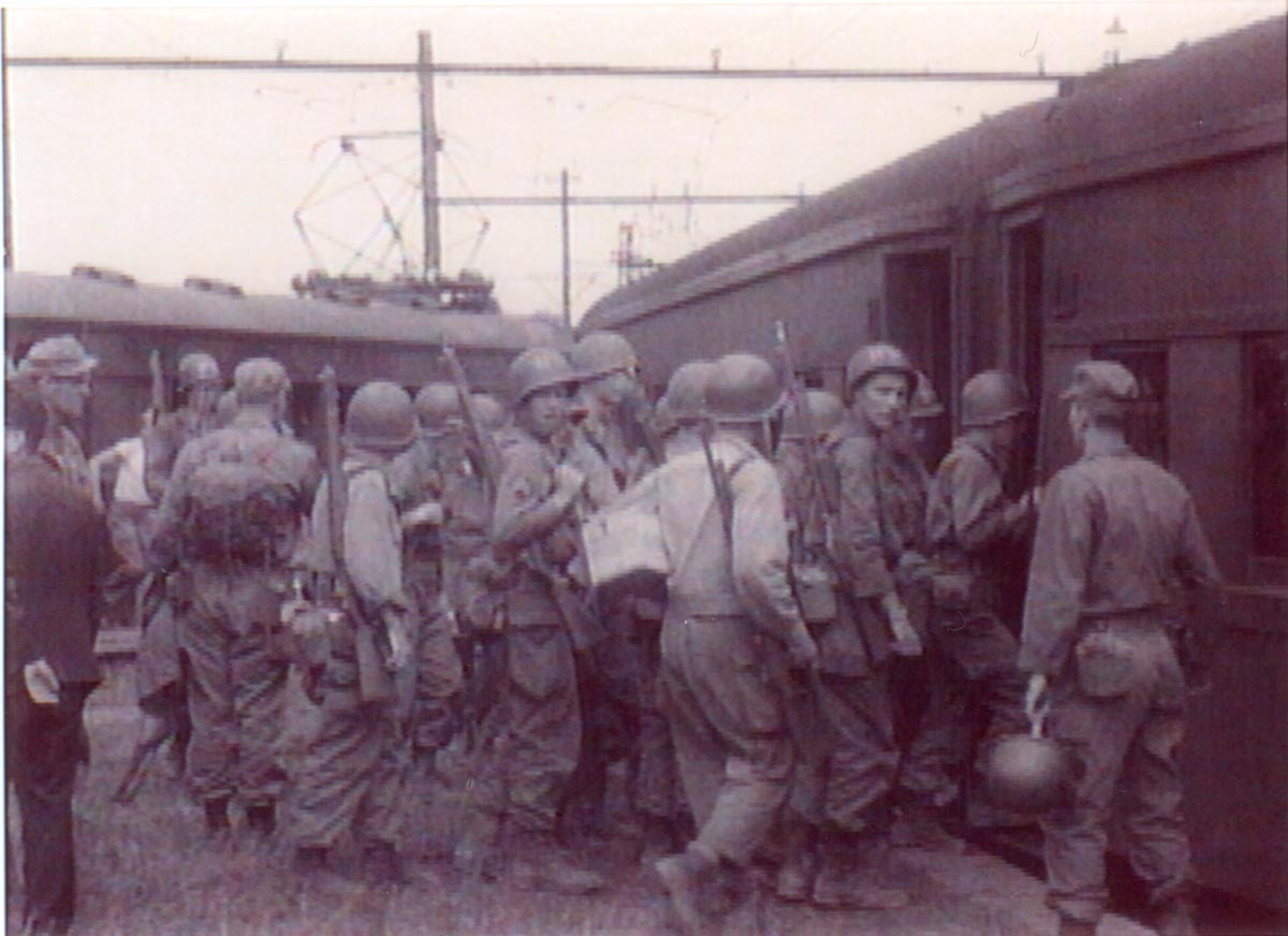 隣の列車に乗りこむ米兵たち（1）