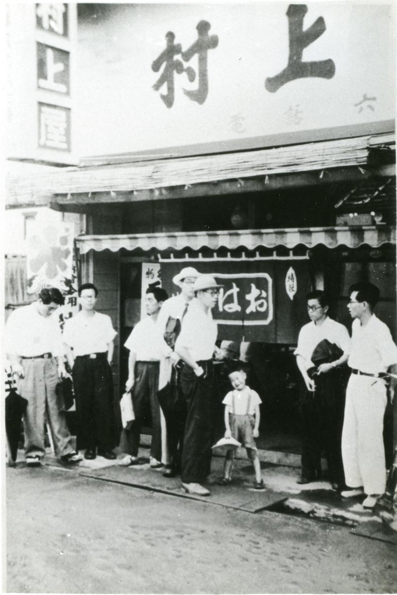 村上屋餅店と店前に並ぶ客たち